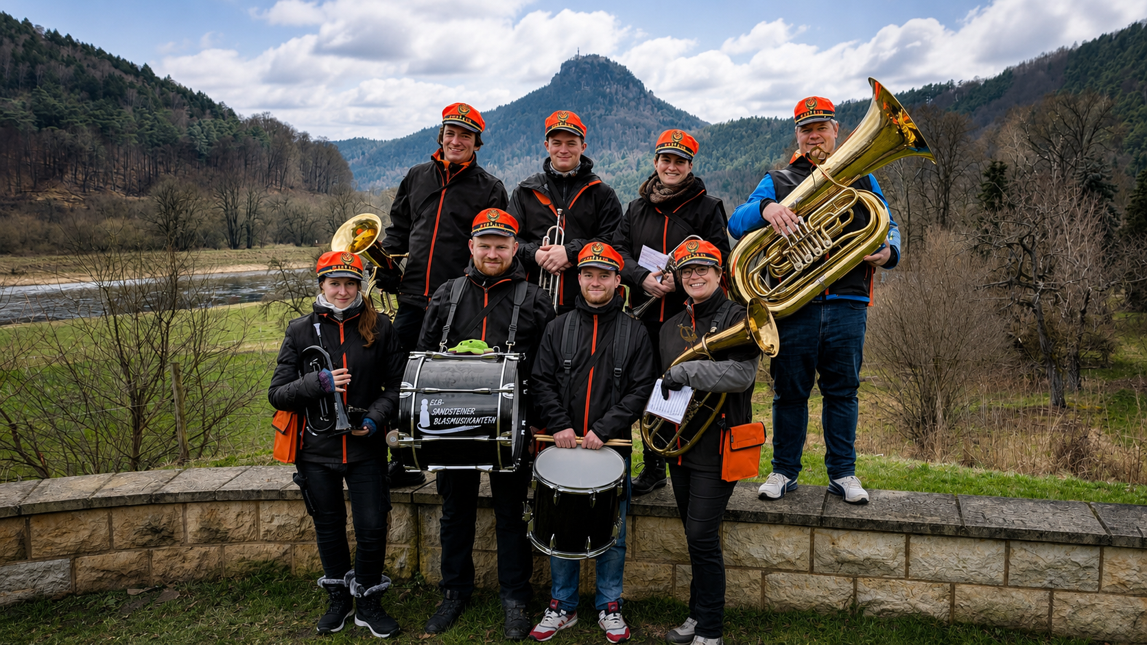 Die Elbsandsteiner Blasmusikanten vor dem Lilienstein in der Sächsischen Schweiz mit verschiedenen Blasmusikinstrumenten