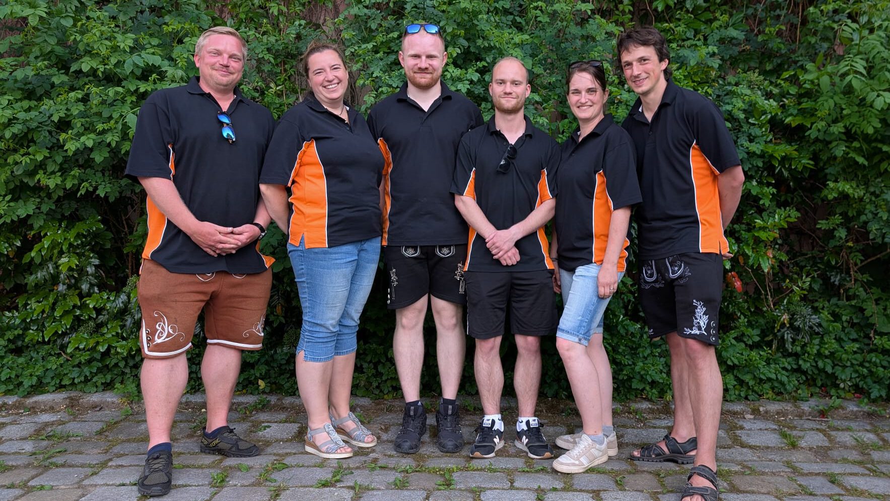 Gruppenbild der Elbsandsteiner Blasmusikanten aus Sebnitz nach der Sängerhof Gaudi