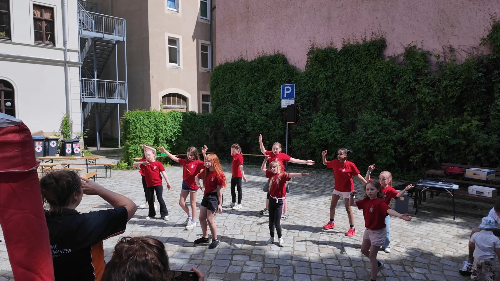 AG Singen und Tanzen der Grundschule Schandauer Straße bei der ersten Sängerhof Gaudi 2026 in Sebnitz