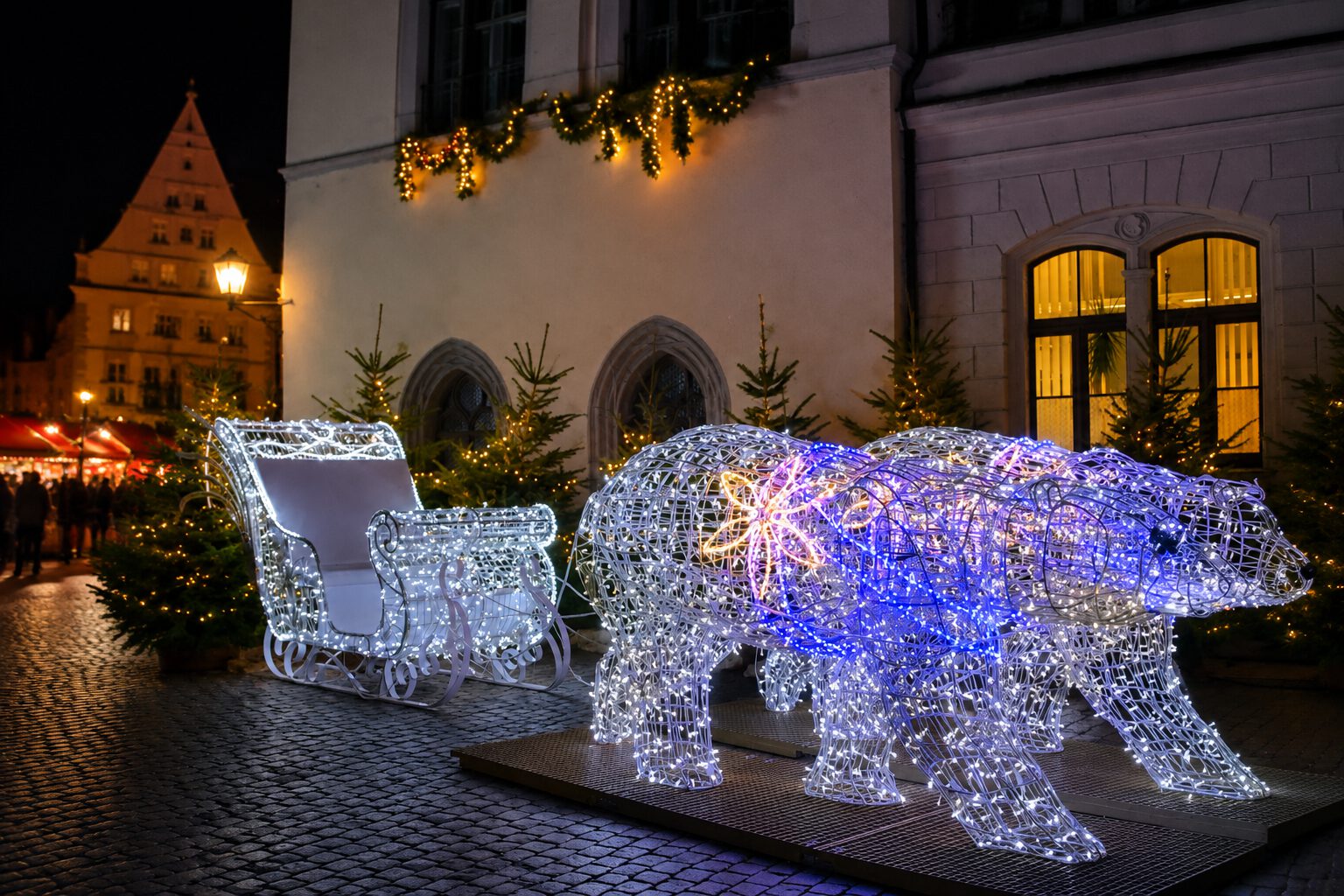 Beleuchteter Schlitten und Weihnachtsdekoration auf dem Canalettomarkt Pirna
