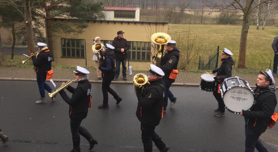 Elbsandsteiner Blasmusikanten beim Festumzug der Schifferfastnacht Prossen 2021