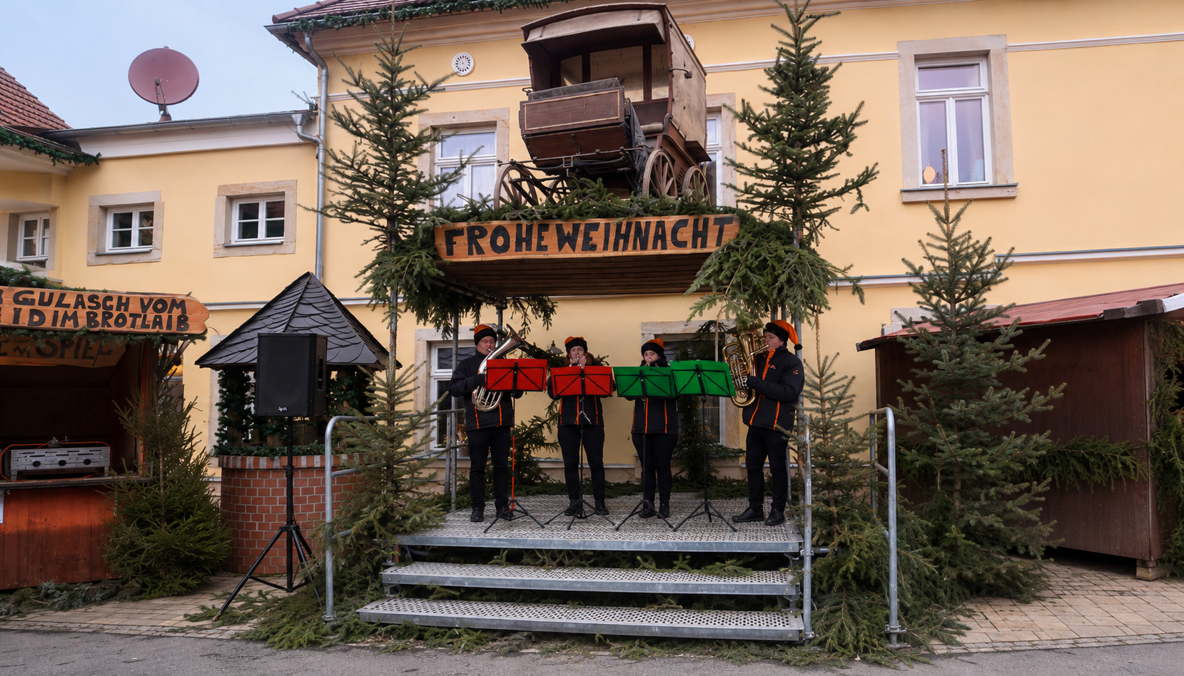 Vier Elbsandsteiner Blasmusikanten auf kleiner Bühne bei der Hofweihnacht auf der Hedwigshöhe in Ehrenberg 2025