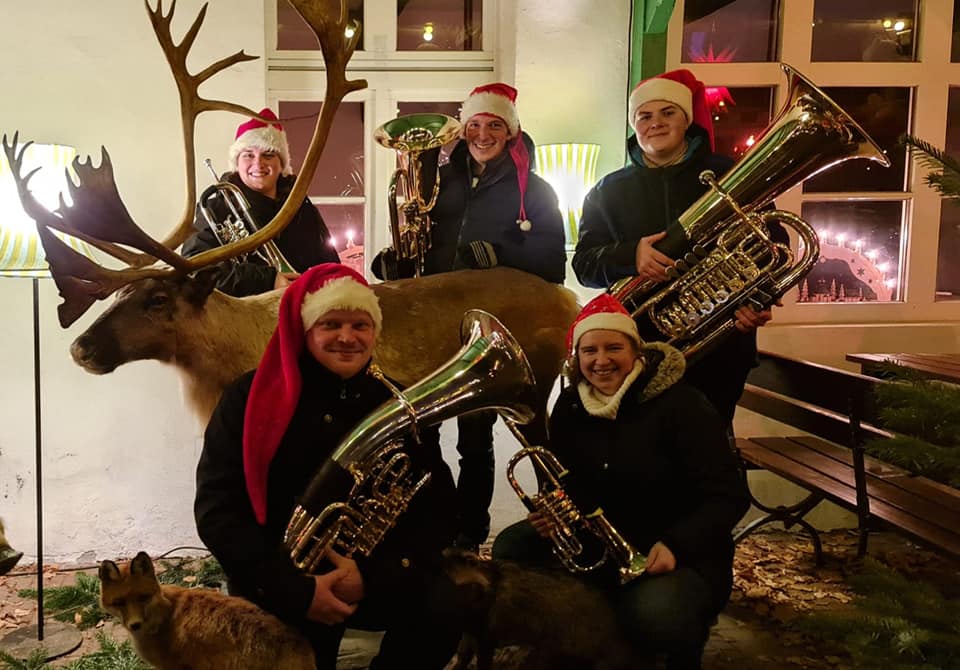 Fünf Elbsandsteiner Blasmusikanten bei der Wildweihnacht auf der Hofewiese in Dresden-Langebrück 2022