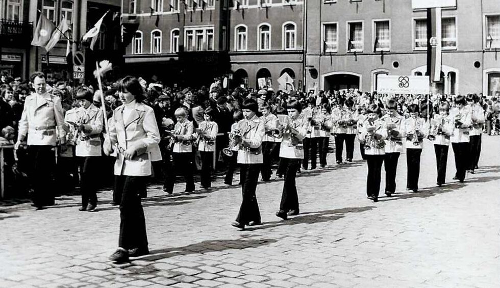Pionierblasorchester Sebnitz bei einem historischen Marschumzug durch Sebnitz